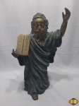 Escultura de Moises segurando os 10 mandamentos em bronze, assinado Aviva Avigdor. Medindo 46cm de altura, pesando 12kg.