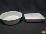 Lote de 2 travessas refratárias em porcelana. Medindo a redonda 21cm de diâmetro x 6cm de altura e a retangular 20cm x 12,5cm x 5cm de altura.