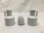 (TOP) Galheteiro Com 3 Peças Em Porcelana Branca. MEDINDO: 2 GALHETAS: 10,5CM DE ALTURA; SALEIRO: 7CM DE ALTURA