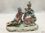 (MBRR) Escultura De Cena Galante Em Porcelana Policromia. MEDINDO: 15,5CM DE ALTURA X 19CM DE COMPRIMENTO