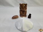 Lote composto de kipa judaico, Buda sentado sorrindo, concha natural decorativa e Shiva em resina dourada. Medindo a Shiva 15cm de altura.