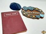 Lote composto de livro Nosso Bebe, Kipa Judaico e placa de parede em resina escrita Telefone. Medindo a placa 23,5cm x 19cm.