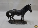 Enfeite de cavalo em resina. Medindo 20,5cm de comprimento x 18cm de altura.