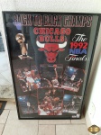 Poster de Back to back champs, Chicago Bulls, com moldura em madeira com vidro. Medindo a moldura 88,5cm x 58,5cm.