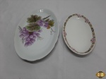 Lote de 2 travessas ovais em porcelana com pintura floral. Medindo a maior pintada à mão 29cm x 18cm.