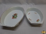 Lote de 2 travessas refratárias em porcelana Real. Medindo a maior 33cm x 22cm x 4cm de altura. Com alguns bicados.