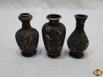 3 miniaturas de vaso em bronze esmaltado clossone. Medindo 8cm de altura.