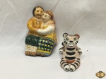 Artesanato russo de casal sentado e tigre em terracota.Medindo o casal 7,5cm de altura. O tigre está com restauro no pescoço.