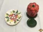 Lote composto de potiche com suporte e petisqueira em porcelana pintada. Medindo o potiche 10cm de altura.