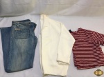 Lote de roupas feminina. Composto por 1 blusa, 1 calça jeans e 1 casaco de lã  , peças em ótimo estado de conservação. Blusa TAM: M, Calça Jeans TAM: 38 e casaco TAM: G.