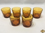 Jogo de 6 copos de whisky em vidro âmbar moldado. Medindo 8cm de altura.