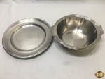 Lote composto de travessa redonda rasa e bowl saladeira em aço inox. Medindo o bowl 22cm de diâmetro x 8cm de altura.