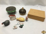 Lote composto de caixa retangular em madeira, caixas redondas decorativas e diversas miniaturas. Medindo a caixa retangular 15,5cm x 12cm x 5cm de altura.