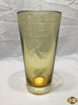 Vaso floreira em cristal na cor âmbar. Medindo 27cm de altura x 13,5cm de diâmetro.