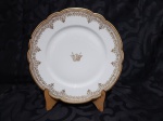 Maravilhoso prato de porcelana Limoges com coroa, o prato apresenta um pequeno bicado.