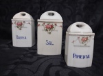 Conjunto de três antigos potes de mantimentos, confeccionados em porcelana. Banha, sal e pimenta.