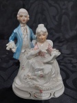 Figura de porcelana representando cena romântica com aproximadamente 25 cm de altura e em bom estado de conservação
