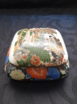 Antiga caixa com tampa de porcelana japonesa, em bom estado de conservação, mede aproximadamente 15x15.