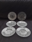 Lindo conjunto de seis pratos para pão cristaleria baccarat prensados, borda com desenhos estilo arabesco.