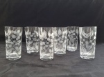 Conjunto de seis antigos copos para água, com decoração de flores e folhas. Em ótimo estado