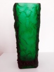 Maravilhoso e antigo vaso de pasta de vidro verde com detalhes em alto e baixo relevo. 35 cm de altura