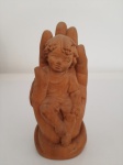 Escultura de madeira esculpida em uma peça só, rica em detalhes com 15 cm de altura