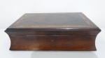 Antiga caixa de madeira para charuto, em bom estado de conservação. Dimensões: 18x26