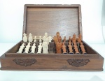 Peças antigas de jogo de xadrez, confeccionados em osso na caixa original.