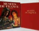 LIVRO MUSEUS DA FRANÇA ANO 1973. BOX COM CAPA DURA, SÃO 330 PÁGINAS ILUSTRADAS CONTANDO AS HISTÓRIAS DOS MUSEUS DA FRANÇA (MAIORIA ILUSTRADA) IMPRESSO EM FRANCÊS.