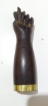 Antiga figa de jacarandá com metal, medindo 14 cm