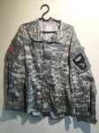 MILITARIA - Gandola camuflada americana tamanho G no padrão digital com insígnias da bandeira, Military Police e águia airbone padrão de cor usado no Afeganistão.