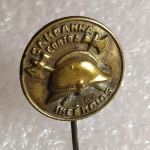 Antigo PIN / ALFINETE de Bombeiro da Campanha Contra Incêndios. No centro um Capacete de Bombeiro.