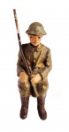 Colecionismo/militaria - Soldadinho de brinquedo de manufatura alemã dos anos 30. Representando um soldado inglês sentado. Esses soldados sentados eram utilizados para compor as viaturas de lata da época (foto ilustrativa no anúncio) e são raros de se ver. Brinquedo em muito bom estado de conservação, medindo 8,0 cm de altura. Atenção: o soldadinho apresenta as marcas do tempo, afinal são mais de 80 anos de idade para esta peça. A viatura não faz parte do lote.