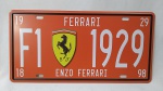 1. Belíssima placa vermelha com símbolo da FERRARI, com data de fundação da escuderia italiana, 1929 e a data de nascimento de seu fundador, Enzo Ferrari, 1889. Mede 30x15cm.