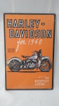 35. Bela placa em estilo retrô. HARLEY-DAVIDSON for 1940. The Motorcycle Supreme. MDF. Mede 29x18cm.