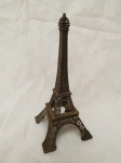 Miniatura em metal da TORRE EIFFEL. Mede aproximadamente 22,5 centímetros de altura. Apresenta marcas do tempo.