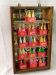 Display de Madeira com Engradados e Garrafinhas da Coca-Cola, para ser pendurado em parede.