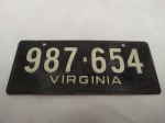 Plaqueta de Lata do Estado da Virginia - Estados Unidos da América, com a numeração 987-654. Mede 12,3 X 5,2 centímetros.