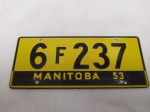 Plaqueta de Lata de MANITOBA - Canadá, com a numeração 6 F 237. Mede 12,3 X 5,2 centímetros. Datada de 1953.