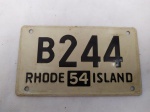 Plaqueta lata da cidade de RHODE ISLAND - Estados Unidos da América, com a numeração B244. Mede 9,8 X 5,7 centímetros. Datada de 1954.