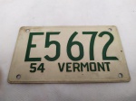 Plaqueta lata do Estado de VERMONT - Estados Unidos da América, com a numeração E5672. Mede 9,8 X 5,7 centímetros. Datada de 1954.