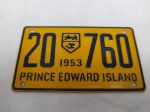 Plaqueta lata de PRINCE EDWARD ISLAND - Canadá, com a numeração 20 760. Mede 9,8 X 5,7 centímetros. Datada de 1953.