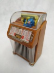 Maravilhosa MINIATURA de uma JUKEBOX SEEBURG MODELO 100C - Funcionando, sem garantia futura. Utiliza três Pilhas tipo AA e toca uma única música.  Fabricada na China.