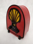 Maravilhosa MINIATURA do RÁDIO PHILLIPS modelo 830A de 1932 (AM / FM), Funcionando e sem garantia futura. Utiliza duas Pilhas tipo AA. Fabricado na China.