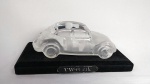 Volkswagen Fusca VW Beetle fabricado em vidro. Com acabamento interno de bancos e capô. Uma peça bem legal e diferente. Acompanha uma base com feltro. O carro mede aprox. 15cm de comprimento