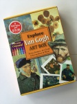 COLECIONISMO - Curiosa caixa de atividades com a arte de VAN GOGH com reproduções, adesivos, livro para colorir, postais, tatuagens e adesivos. Acompanha um CD-ROM. Completa com exceção dos giz de cera.