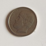 9. Moeda da Grécia, 5 drachmas, 1992, com imagem de Aristóteles. Sem circulação. Aluno de Platão e professor de Alexandre, o Grande, seus escritos abrangem diversos assuntos, como a física, a metafísica, as leis da poesia e do drama, a música, a lógica, a retórica, o governo, a ética, a biologia e a zoologia. Juntamente com Platão e Sócrates (professor de Platão), Aristóteles é visto como um dos fundadores da filosofia ocidental .