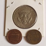 23. (3) moedas dos EUA: Half Dollar, 1974, Kennedy; One Cent versão antiga, 1948; One Cent, 2010 (escudo da União. As 13 faixas verticais do escudo representam os estados unidos em uma união compacta de apoio ao governo federal, representado pela barra horizontal acima. A barra horizontal apresenta a inscrição E Pluribus Unum `, de muitos, um`, enquanto os Estados inscrição Unidos da América é retratada ao longo da borda superior da moeda. O escudo da União, que remonta à década de 1780, foi amplamente utilizado durante a Guerra Civil.) 