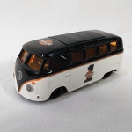 Volkswagen VW Van Samba Kombi - Carrinho miniatura diecast na escala 1/64 com pintura tema da Harley Davidson. Fabricado pela Maisto. Pneus de borracha