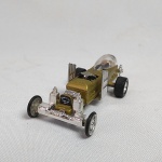 DRAG-U-LA da série The Munsters, Os Monstros Carrinho miniatura diecast na escala 1/64 fabricado pela Johnny Lightning. Pneus de borracha e as rodas giram livre. Mede aprox. 7,5cm de comprimento. tem um pequeno trinco no para brisa